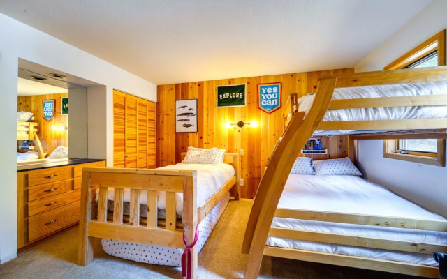 5 Mi to Donner Lake: Cabin w/ Deck + Pool Access!