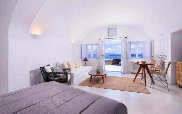 Pezoules of Oia