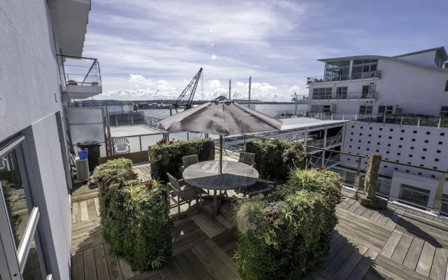 Seaview 1BR Apartment with Amazing Deck