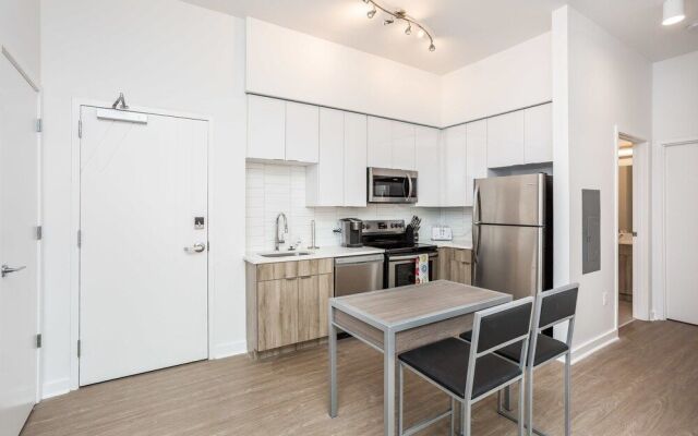 Luxury Apt Near Convcenter, Stadiums, & Harbor