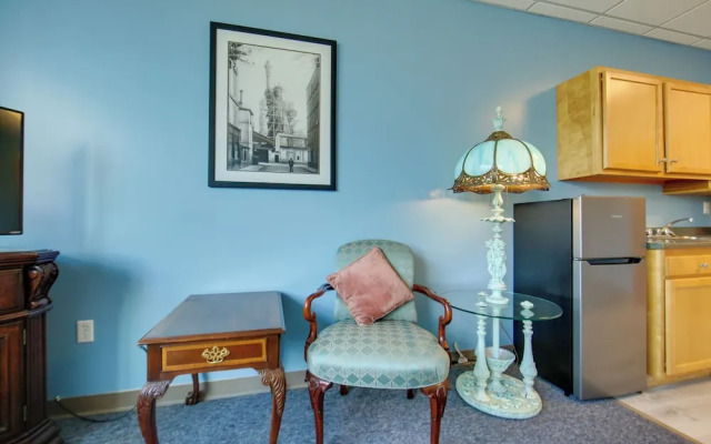 Conference Center & Pond: New Kensington Apartment
