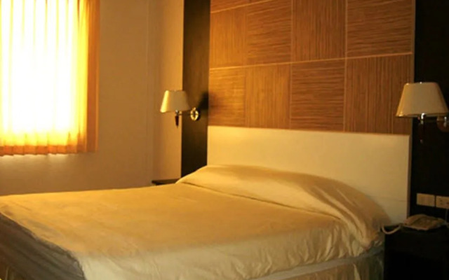 LJ The Emerald Hotel