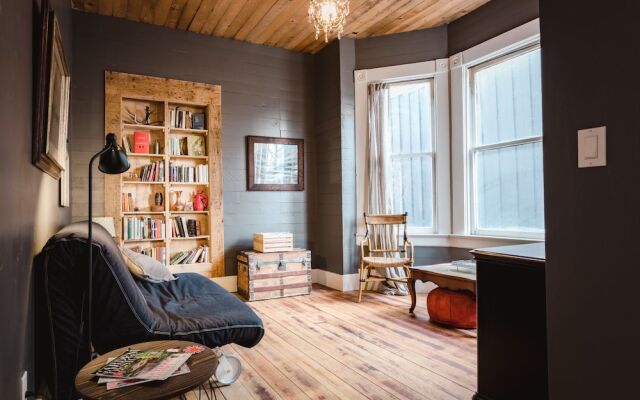 The Gilded Drifter Inn