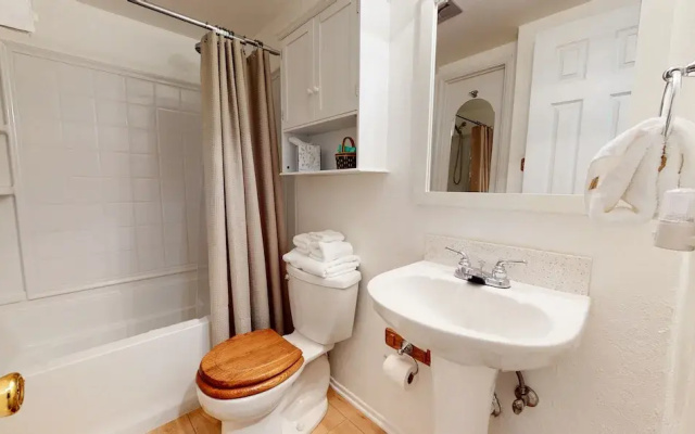La Residence - Shared Pool, Hot Tub & More!