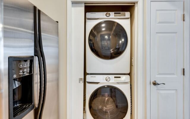Luxury Atlanta Rental w/ Balcony: Near Buckhead!