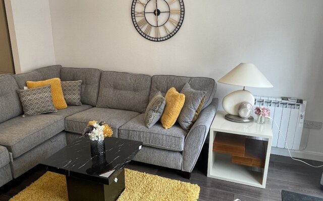 Aarons Stunning 2-bed in Aberdeen City Centre