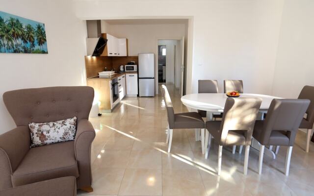 Lovely 2-bed Apartment in Okrug Gornji
