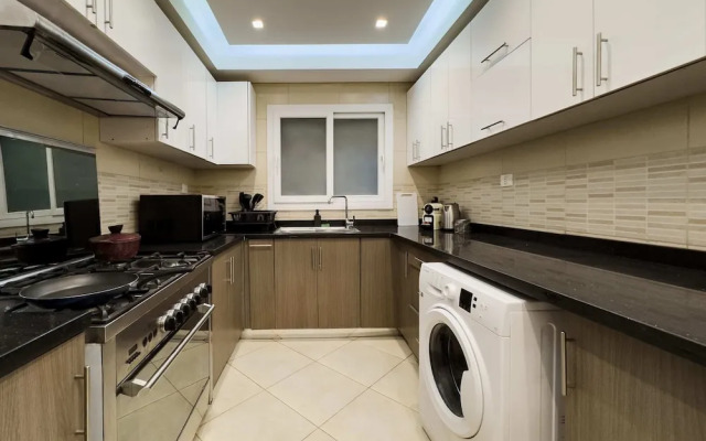 Fresh & Fabulous 2bdr - 5 min to Airport