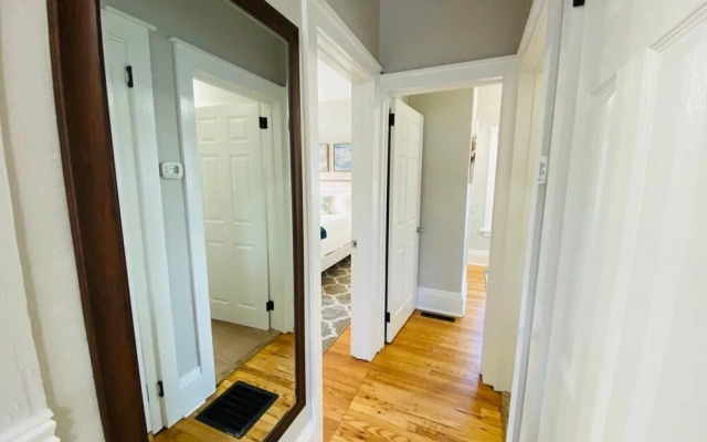 Stunning Bungalow next to UNC - Free Cruiser Bikes!