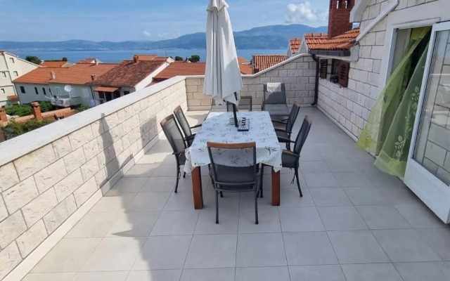 Apartments and rooms with parking space Supetar, Brac - 5658