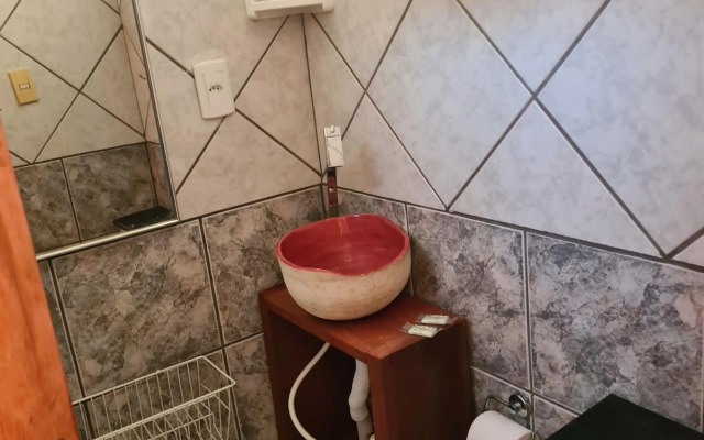 Kitnet casal e apartamento com lareira e vista jardim