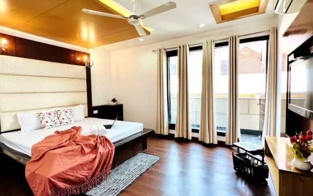 Bluo 3Bhk Green Park, Private Garden Balcony, Lift