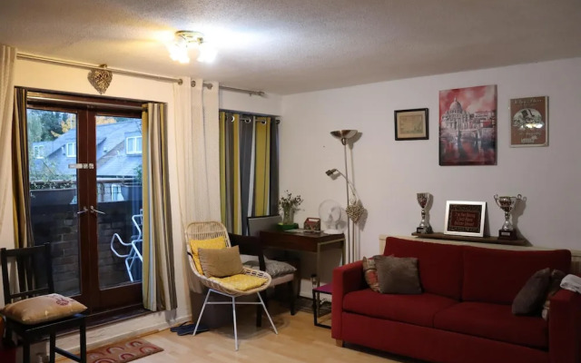 Comfortable 2-bed House in London Zone 2
