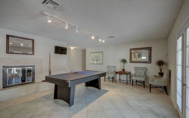 Luxurious 4BR House with Large Pool Near Strip