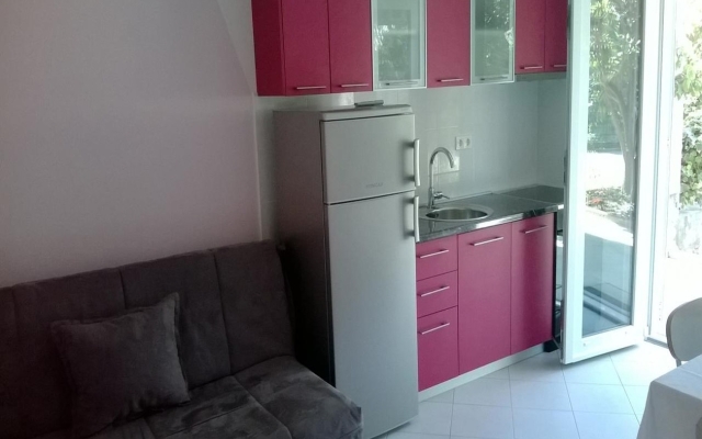 Apartment Tom - 500 m from sea: A1 Omis, Riviera Omis