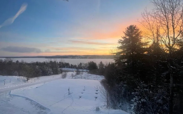 Au Sommet Du Lac Magog