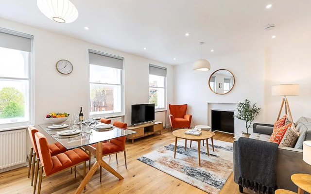 Light & Luxury Chelsea Apartment: Private Balcony!