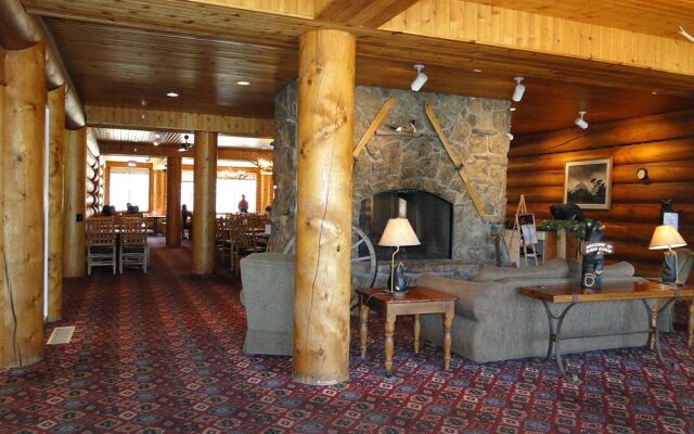 Headwaters Lodge & Cabins at Flagg Ranch