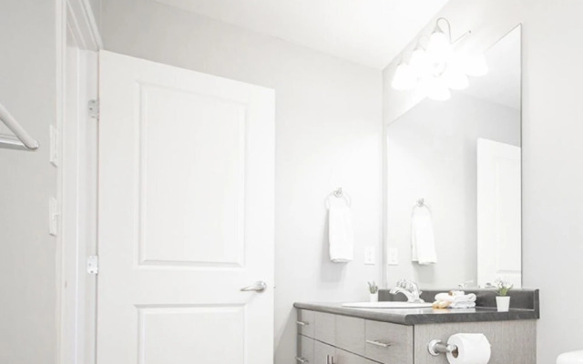 Bright Modern 4bed 2bath Townhouse With Parking