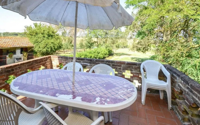 Cozy Farmhouse in Castiglione del Lago With Swimming Pool