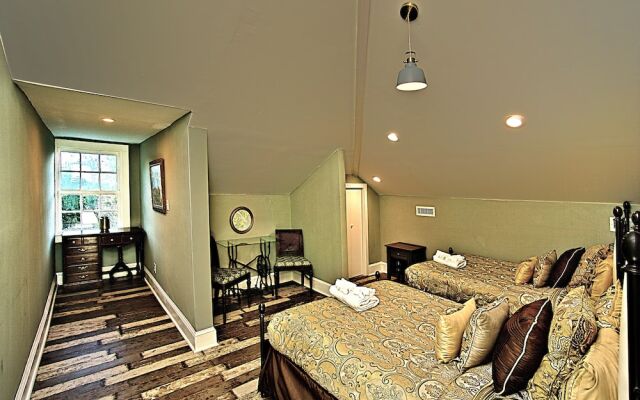 Downtown Savannah Oasis 4 BR 3 BA