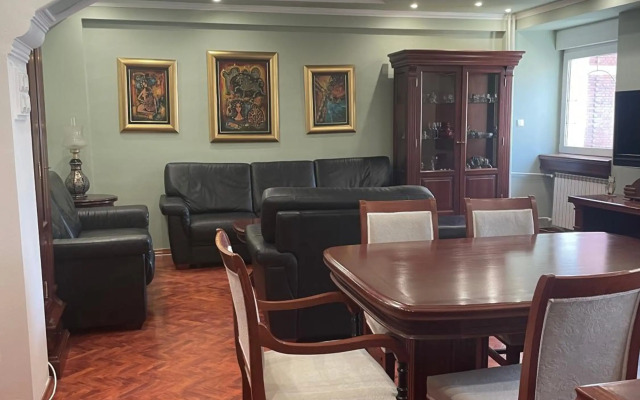 3 bedroom apartment on Naroden front street