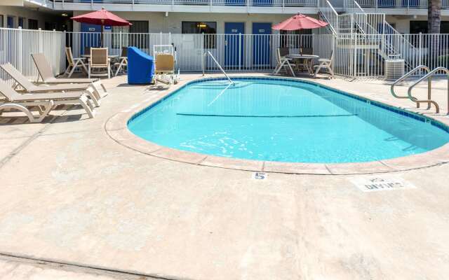 Motel 6 Bakersfield, CA - Convention Center