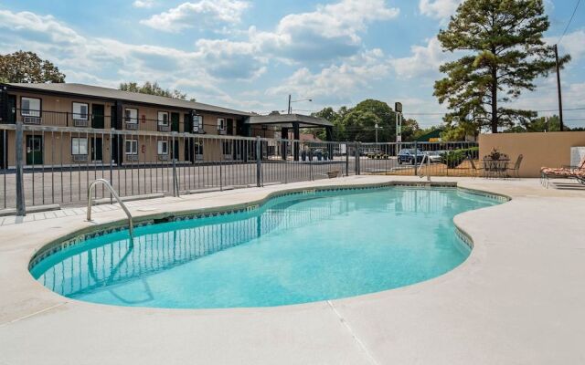 Super 8 by Wyndham Daleville/Fort Novosel