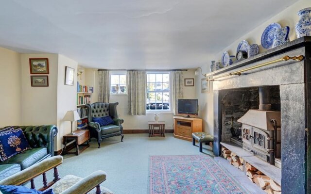 Vintage Holiday Home at Clappersgate District With Fireplace