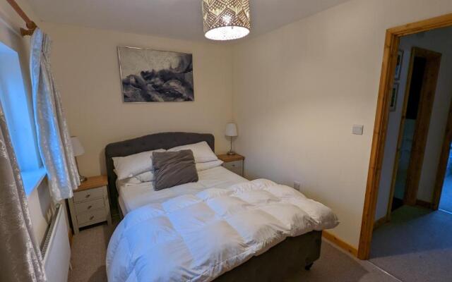 2 Bed Cottage - Sleeps 4 - Garden, Pets, Wifi