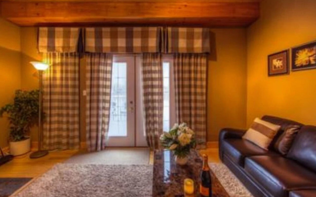 5 Bed Blue Mountain Luxury Chalet with Hot Tub 159