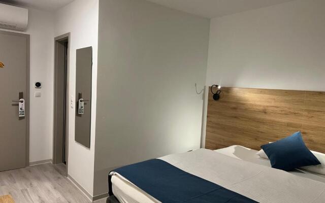 Hotel 83