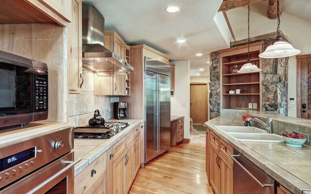 Dunkin Hill Lodge 5 Bedroom Home by RedAwning