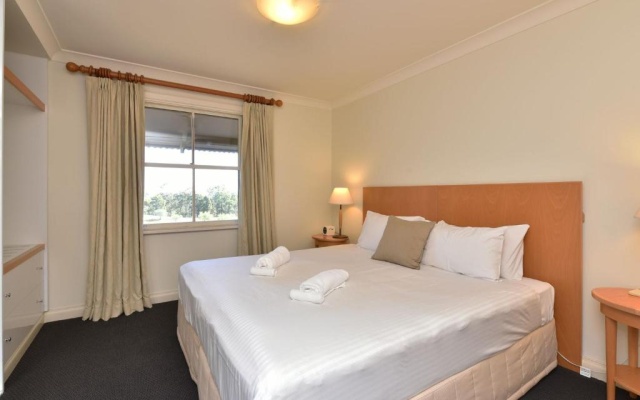 Villa Executive 2br Ferre Resort Condo located within Cypress Lakes Resort (nothing is more central) – Guest Rooms – Pokolbin