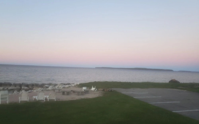 Bayview Lakefront Motel