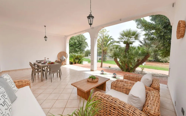 Esclusiva Villa a Ostuni con Piscina 1km dal Mare