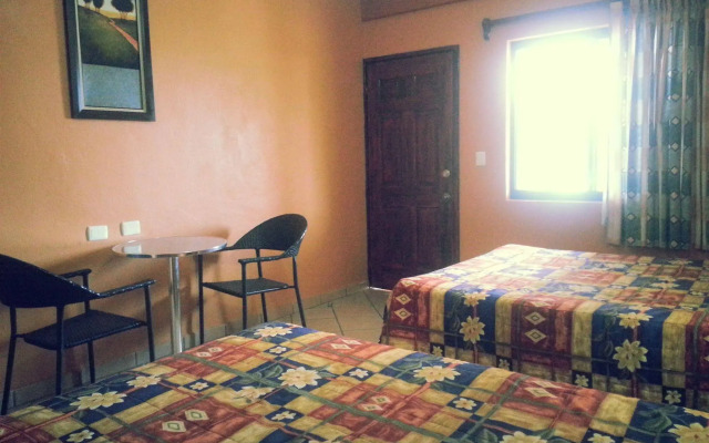 Hotel & Plaza Los Arcos