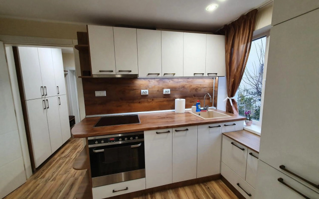 Malavi KI top center studio Ruse