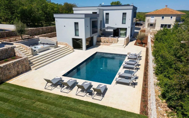 Villa Astrum With Heated Pool Jacuzzi and Sauna