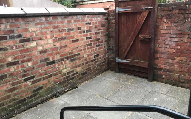 Bright Spacious 3-bed With Office & Patio, Preston