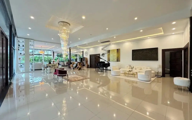 Huge Pool Villa with Private Lake