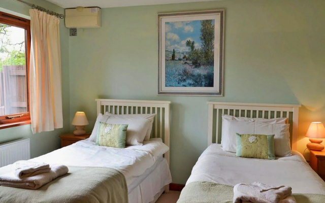 Bungalow in Bovey Tracey With Hot Tub