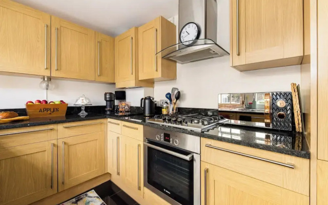 Mayfair 3-bed 6-guest W/patio & ac Berkeley Square