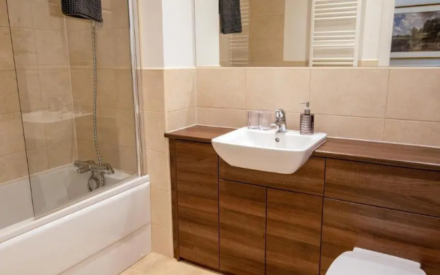 Hedgefield House - Serene Top Floor Flat