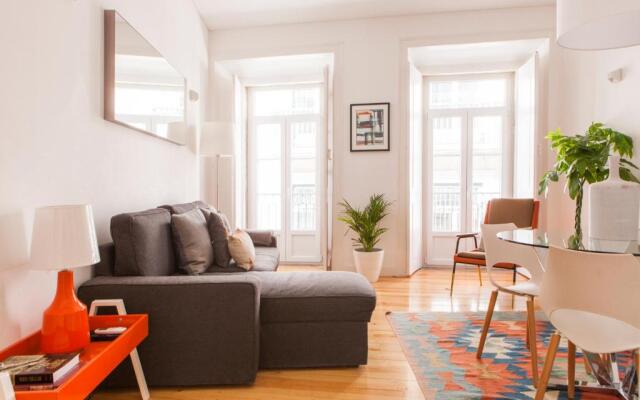 Cozy 1st Floor Flat Central Chiado District With Balconies and AC 19th Century building