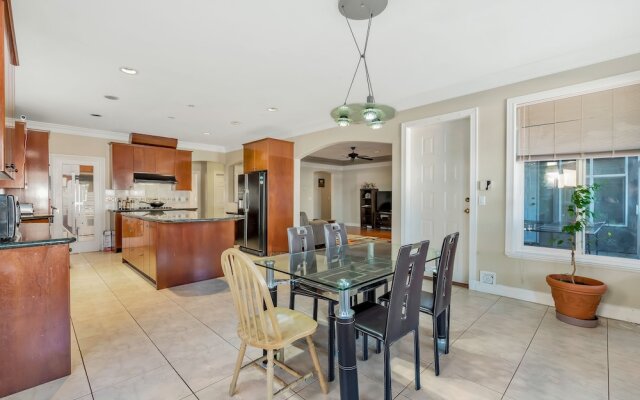 Gorgeous Mansion with Garden View by Elevate Rooms