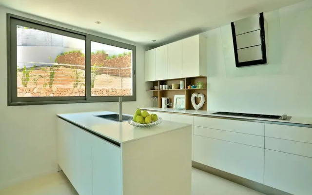 Modern Holiday Home With Vast Terracing