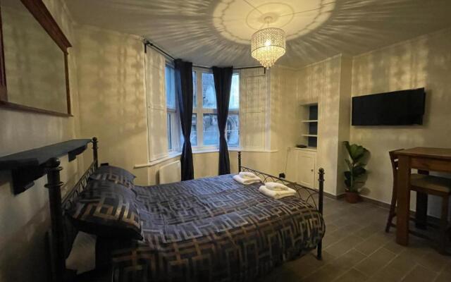 Gated Stunning Period Studio in Vibrant Bristol