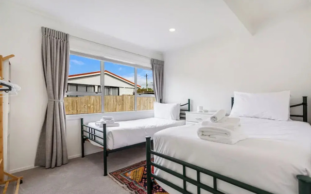 Spacious, Freshly Renovated 3Br Ellerslie Unit!