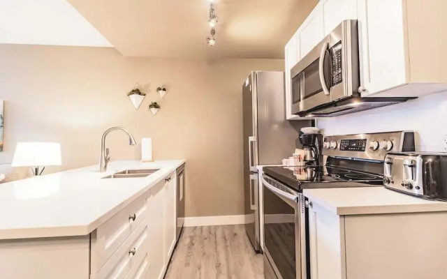 Spacious One Bedroom Suite 406